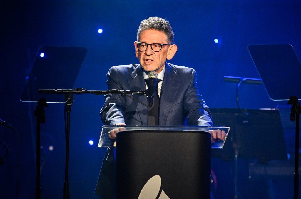 UMG CEO Lucian Grainge Responds to Drake’s ‘Farcical’ Emails Demand